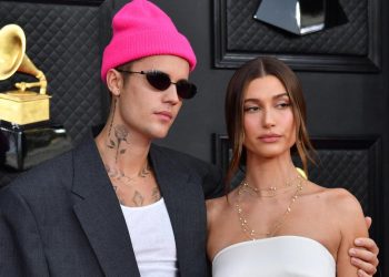 Ruang Tamu Justin dan Hailey, Furnitur Sculptural Ciptakan Kesan Hangat