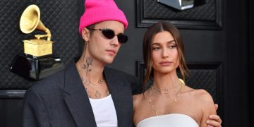 Ruang Tamu Justin dan Hailey, Furnitur Sculptural Ciptakan Kesan Hangat