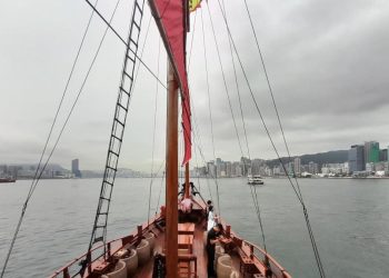Menikmati Victoria Harbour dengan Berlayar Menggunakan Aqualuna