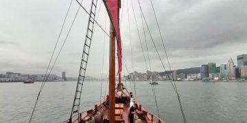 Menikmati Victoria Harbour dengan Berlayar Menggunakan Aqualuna