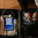 Packing Hemat Ruang dengan Gulung Baju dan Menata Sepatu secara Efektif