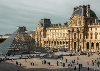 Demo di Paris Tutup Museum Ini Panduan untuk Wisatawan