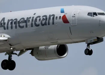 Pesawat American Airlines Turun Tajam dan Mendarat Darurat secara Mendadak